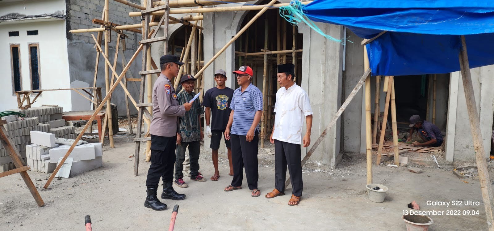 Bhabinkamtibmas Polsek Pasirsakti, Polres Lampung Timur, Aipda Ida Bagus Manuaba, saat memberi bantuan ke tiga tempat ibadah di Desa Pasirsakti, Selasa (13/12). (LAMPUNG POST/ARMAN SUHADA)