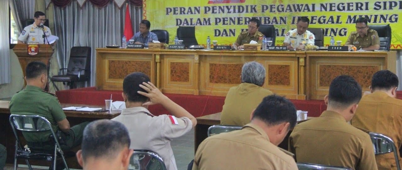 RAKOR PPNS. Satuan Polisi Pamong Praja (Satpol PP) Provinsi Lampung menggelar rapat koordinasi (rakor) terkait penyidik pegawai negeri sipil (PPNS) Pemkab Lampung Barat di aula Kagungan Pemkab Lampung Barat, Selasa (13/12). PPNS diharapkan ikut berperan dalam pengawasan kawasan. (LAMPUNG POST/ELIYAH)