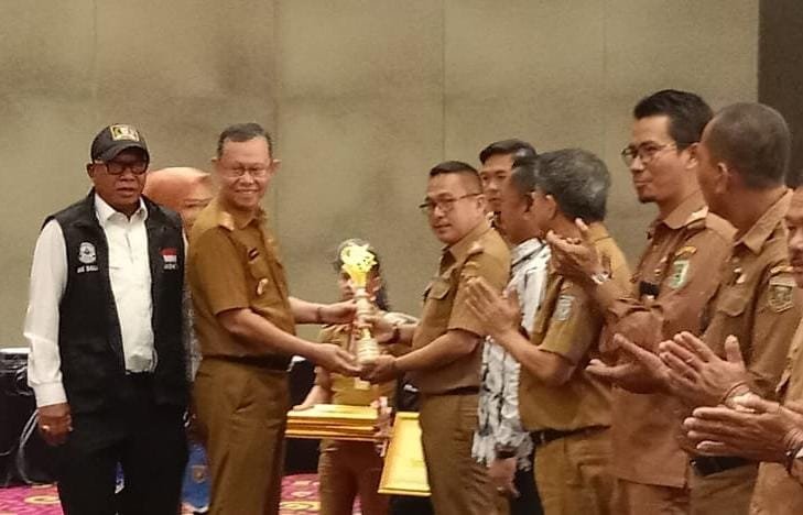 PENGUKUHAN PENGURUS :Pemerintah Provinsi Lampung mengukuhkan Pengurus Forum Komunikasi Desa Digital Lampung di Hotel Novotel, Selasa (13/13). Forum tersebut diharapkan menjadi wadah smart village dengan menjadikan desa-desa di Lampung sebagai desa-desa yang berjaya. LAMPUNG POST/ATIKA OKTARIA.