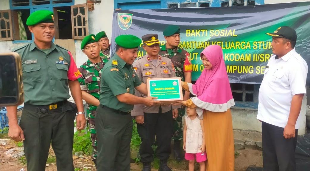 SERAHKAN TALI ASIH. Danramil Tanjungbintang, Kapten Tarekat, ditemani Kapolsek Tanjungbintang, Kompol Martono, dan Camat Tanjungbintang, Hendri Hatta, saat memberikan tali asih kepada keluarga stunting di Desa Jatibaru, Kecamatan Tanjungbintang, Lampung Selatan, Kamis (29/12). n LAMPUNG POST/SUKISNO