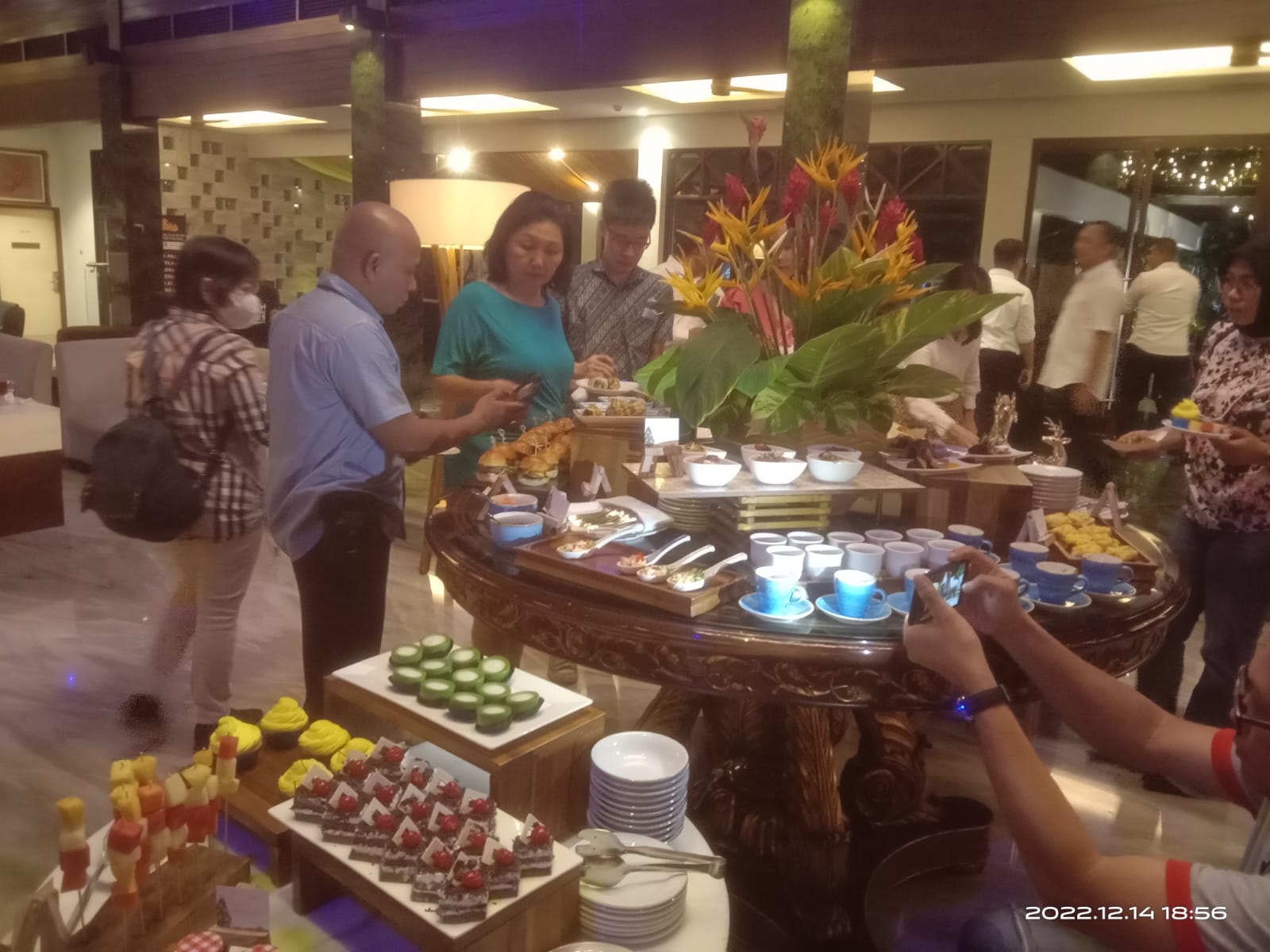 EKO02-FB-16SAMBUT NATAL DAN TAHUN BARU: Merayakan  Natal dan Tahun Baru Sheraton Hotel menggelar program Christmas Lighting Ceremony yang menandai musim liburan telah tiba. Di program tersebut tamu dapat berkumpul dan menyambut liburan ini dengan sukacita bersama keluarga dan orang terdekat. n LAMPUNG POST/YUDI WIJAYA.