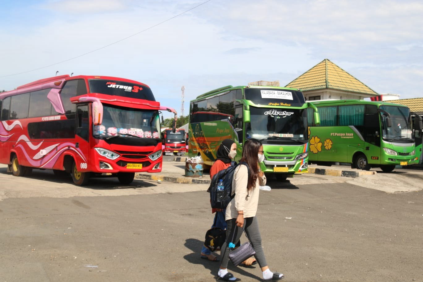 PREDIKSI PERJALANAN ORANG SAAT LIBUR NATARU. Penumpang bersiap naik ke bus di Terminal Rajabasa Bandar Lampung, Jumat (16/12). Kementerian Perhubungan (Kemenhub) memperkirakan sebanyak 44,17 juta orang melakukan perjalanan selama libur Natal 2022 dan Tahun Baru 2023.
(LAMPUNG POST/SUKISNO)