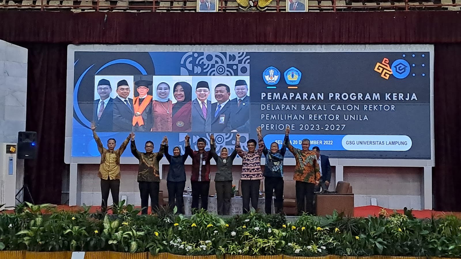 PENYAMPAIAN VISI-MISI. Delapan calon rektor Unila usai penyampaian visi-misi di GSG Unila, Selasa (20/12). Senat Unila minta delapan calon rektor yang baru saja menyampaikan visi-misinya dan program kerjanya agar dapat membawa Unila jauh lebih baik.
LAMPUNG POST/ANDRE PRASETYO NUGROHO