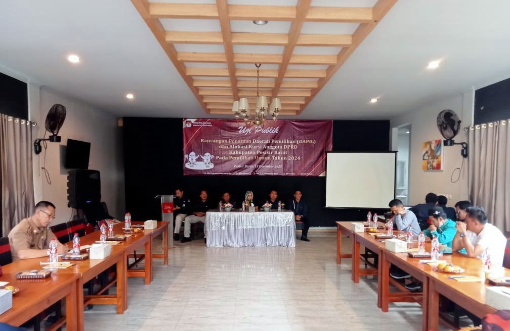 UJI PUBLIK RANCANGAN DAPIL. KPU Pesisir Barat mengelar kegiatan uji publik rancangan dapil dan alokasi kursi anggota DPRD Pesisir Barat pada Pemilu tahun 2024 yang dilaksanakan di Hotel Sartika Pekon Seray, Kecamatan Pesisir Tengah, Selasa (13/12). Pembagian daerah pemilihan (dapil) pada Pemilu 2024 di kabupaten itu masih merujuk pada Pemilu 2019 lalu.
LAMPUNG POST/YON FISOMA