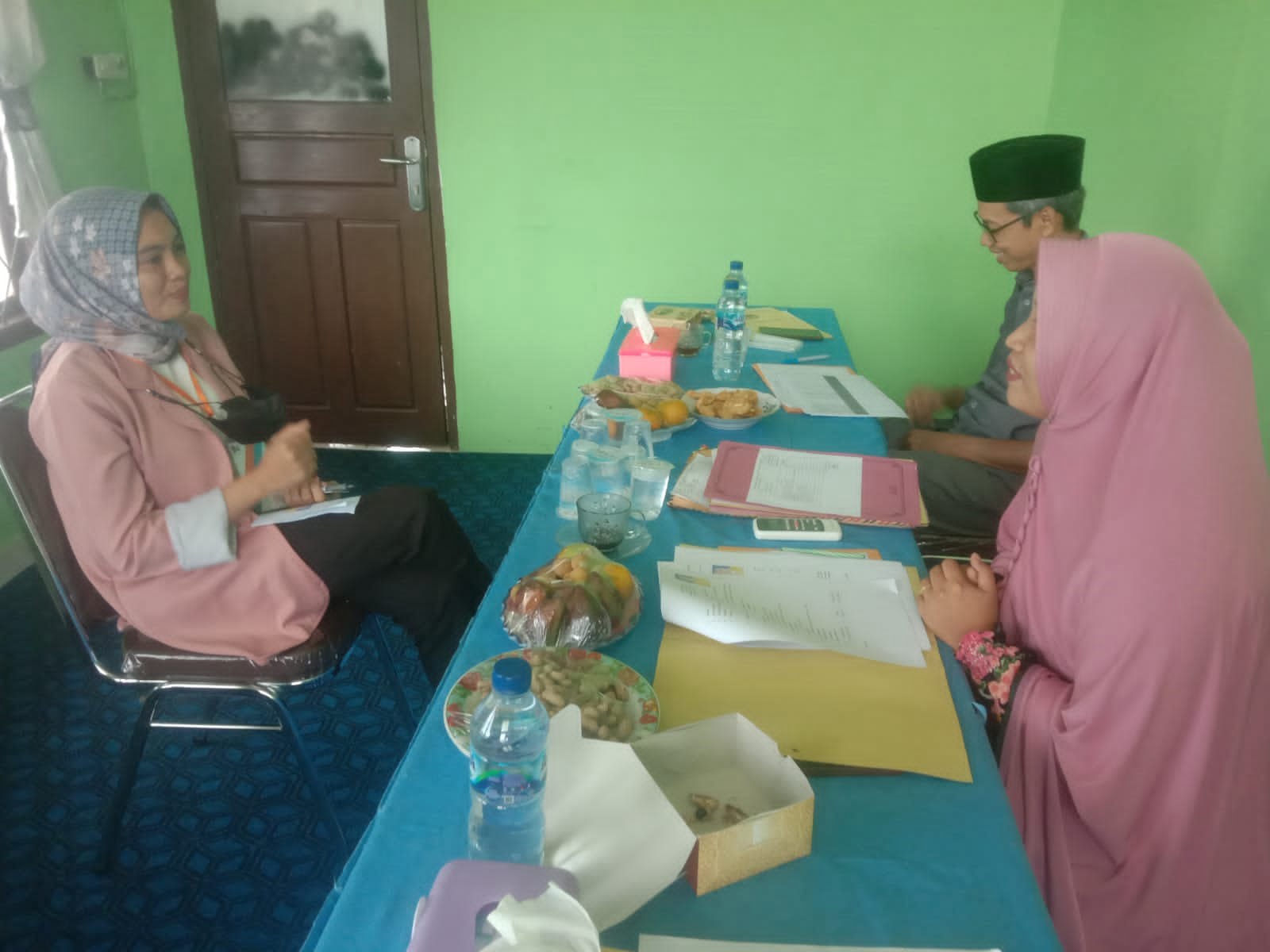 SELEKSI PPK. Komisioner KPU Tulangbawang saat wawancara seleksi peserta panitia pemilihan kecamatan (PPK), beberapa hari yang lalu. KPU 15 kabupaten/kota di Bumi Ruwa Jurai membutuhkan 7.920 anggota panitia pemungutan suara (PPS) untuk Pemilu 2024.
MTVL/RAHMAN WIJAYANTO