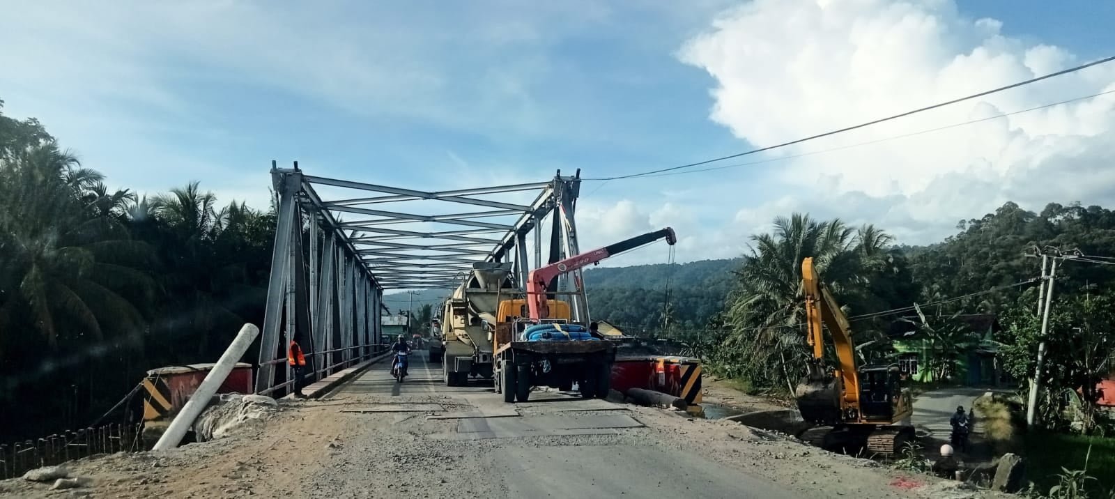 PERBAIKAN JALAN LINTAS BARAT. Perbaikan fondasi jembatan di Jalan Lintas Barat (Jalinbar) Way Laay, Kecamatan Karyapenggawa, Pesisir Barat, Senin (20/12). Jelang libur Natal dan Tahun Baru, kondisi Jalinbar di Kabupaten Pesisir Barat, sepanjang Jalinbar relatif bagus walaupun ada beberapa lubang jalan yang masih belum dilakukan perbaikan.
LAMPUNG POST / YON PISOMA