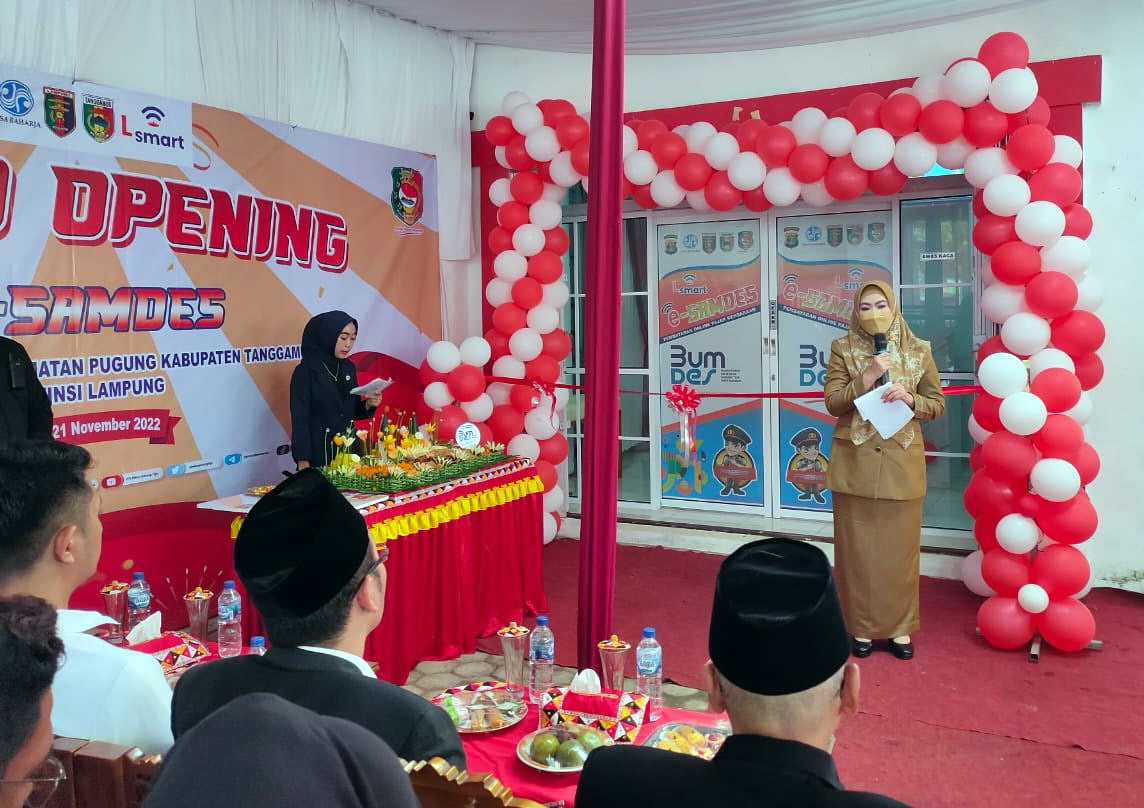 E-SAMDES DORONG PENINGKATAN PAD. Bupati Tanggamus, Dewi Handajani, saat meresmikan elektronik Samsat Desa (e-Samdes) BUMDes Nata Makmur, Pekon Gunungtiga, Kecamatan Pugung, Tanggamus, beberapa waktu yang lalu. Keberadaan e-Samdes mendorong peningkatan PAD signifikan. Hingga Oktober 2022 saja sudah lebih dari Rp4,1 miliar transaksi pembayaran pajak dengan e-Samdes.
MTVL/RUSDY SENAPAL