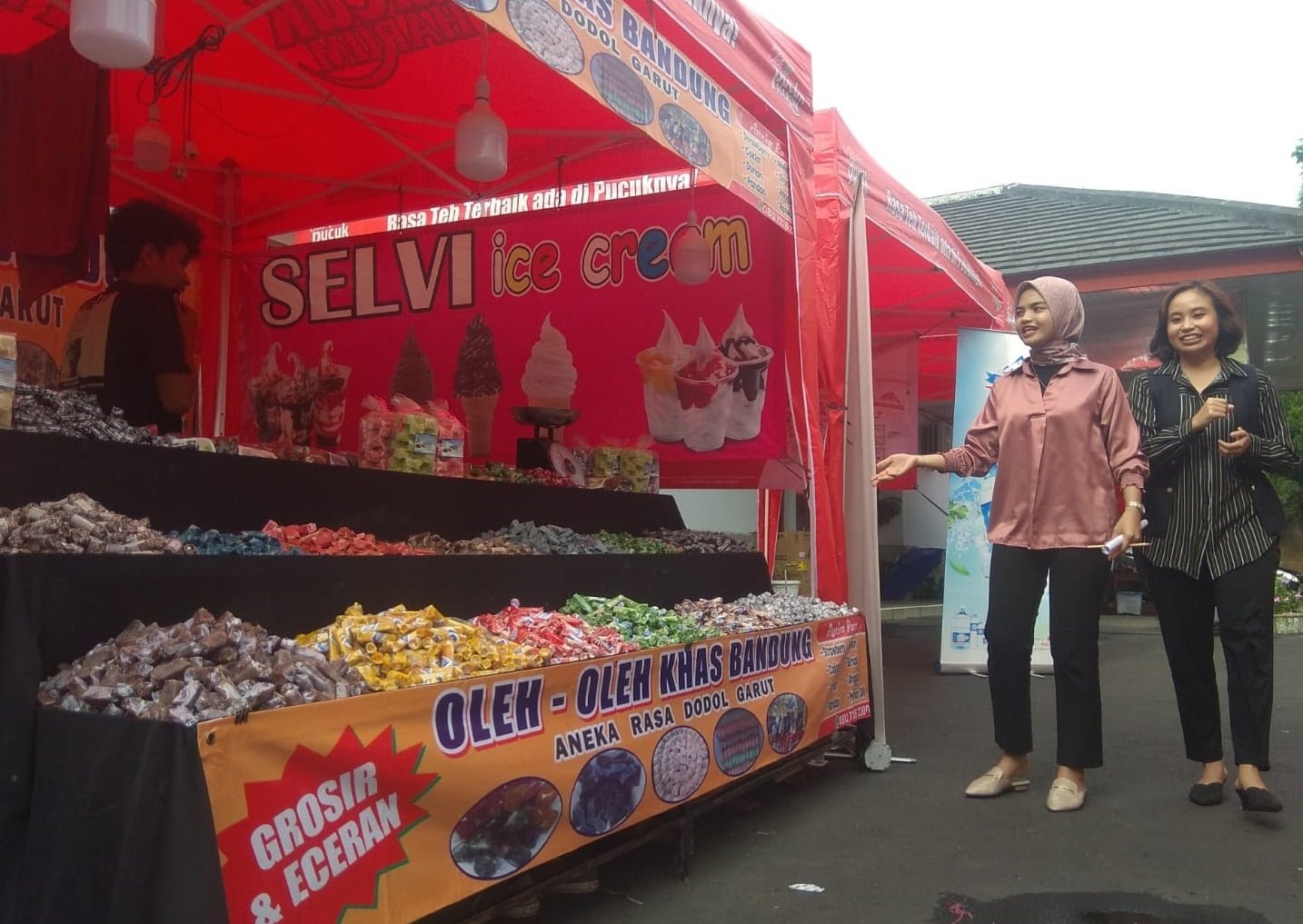 LAMPUNG POST GARDEN FEST 2022. Dua karyawan Lampung Post saat melihat-lihat persiapan stan Lampung Post Garden Fest 2022 di taman kantor Lampung Post, Selasa (20/12). Lampung Post Garden Fest akan diisi dengan bazar kuliner, fashion show, penampilan band lokal, talk show, dan lomba mewarnai yang akan digelar pada 21—27 Desember 2022 di taman kantor tersebut.
LAMPUNG POST/HENDRIVAN GUMALA