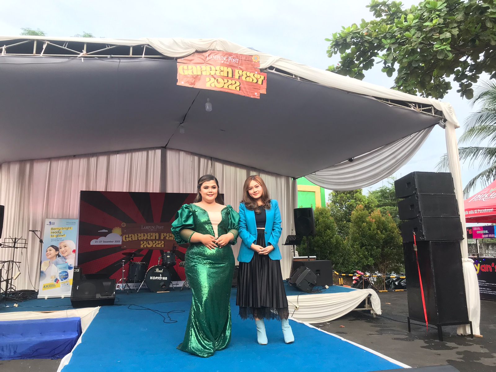 LOMBA SOLO SONG. Juara dan runner-up lomba solo song pada rangkaian Lampung Post Garden Fest 2022 di halaman kantor harian umum Lampung Post, Rajabasa, Bandar Lampung, Jumat (23/12). Lampung Post Garden Fest 2022 diagendakan sampai 27 Desember 2022. n LAMPUNG POST/SUKISNO
