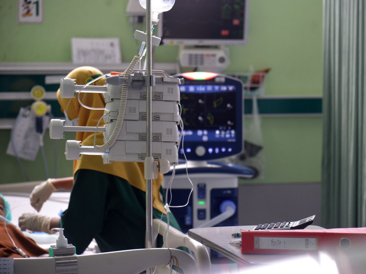 Dokter mengecek kondisi pasien anak penderita gagal ginjal akut di Pediatrik Intensive Care Unit RSUD Zainal Abidin, Banda Aceh, Aceh. Antara/Ampelsa.