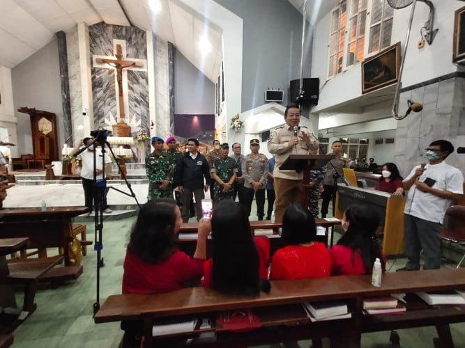 Gubernur Lampung Arinal saat menyapa para jemaat di Gereja Katedral Tanjungkarang, Bandar Lampung.Lampung Post/Asrul Septian Malik