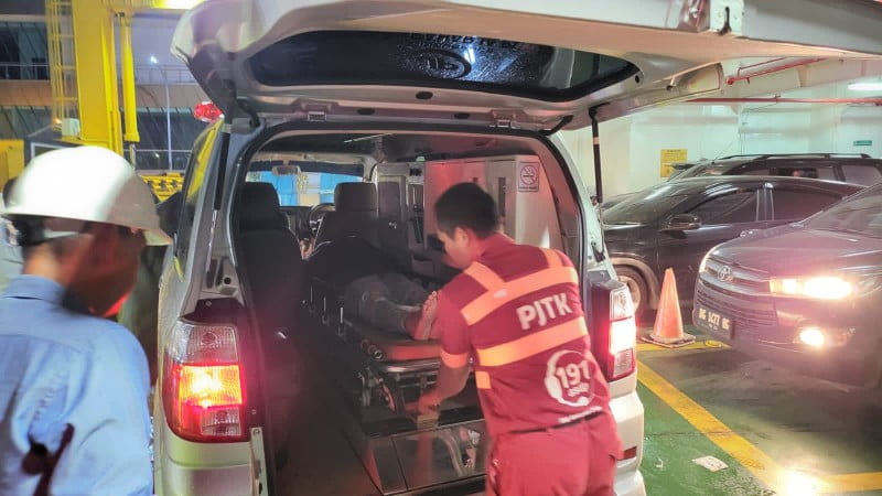 Petugas mengevakuasi jenazah penumpang KMP Sebuku yang meninggal dalam perjalanan dari Pelebuhan Merak ke Pelabuhan Bakauheni, Minggu, 25 Desember 2022. Dok Polres Lamsel