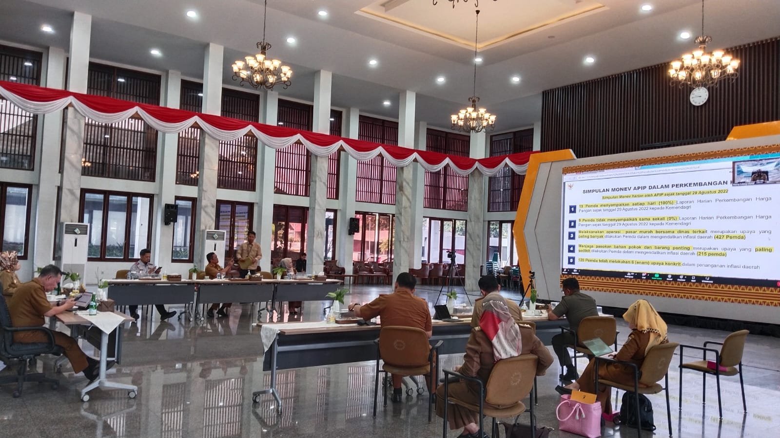 PENCABUTAN PPKM. Rapat pencabutan PPKM bersama Pemerintah Pusat dan Pemprov Lampung di Mahan Agung, Rumah Dinas Gubernur Lampung, Senin (2/1). Gubernur Lampung, Arinal Djunaidi, fokus pada program prioritas tahun 2023 untuk melanjutkan program ekonomi kerakyatan.
LAMPUNG POST/ATIKA OKTARIA S NILAM