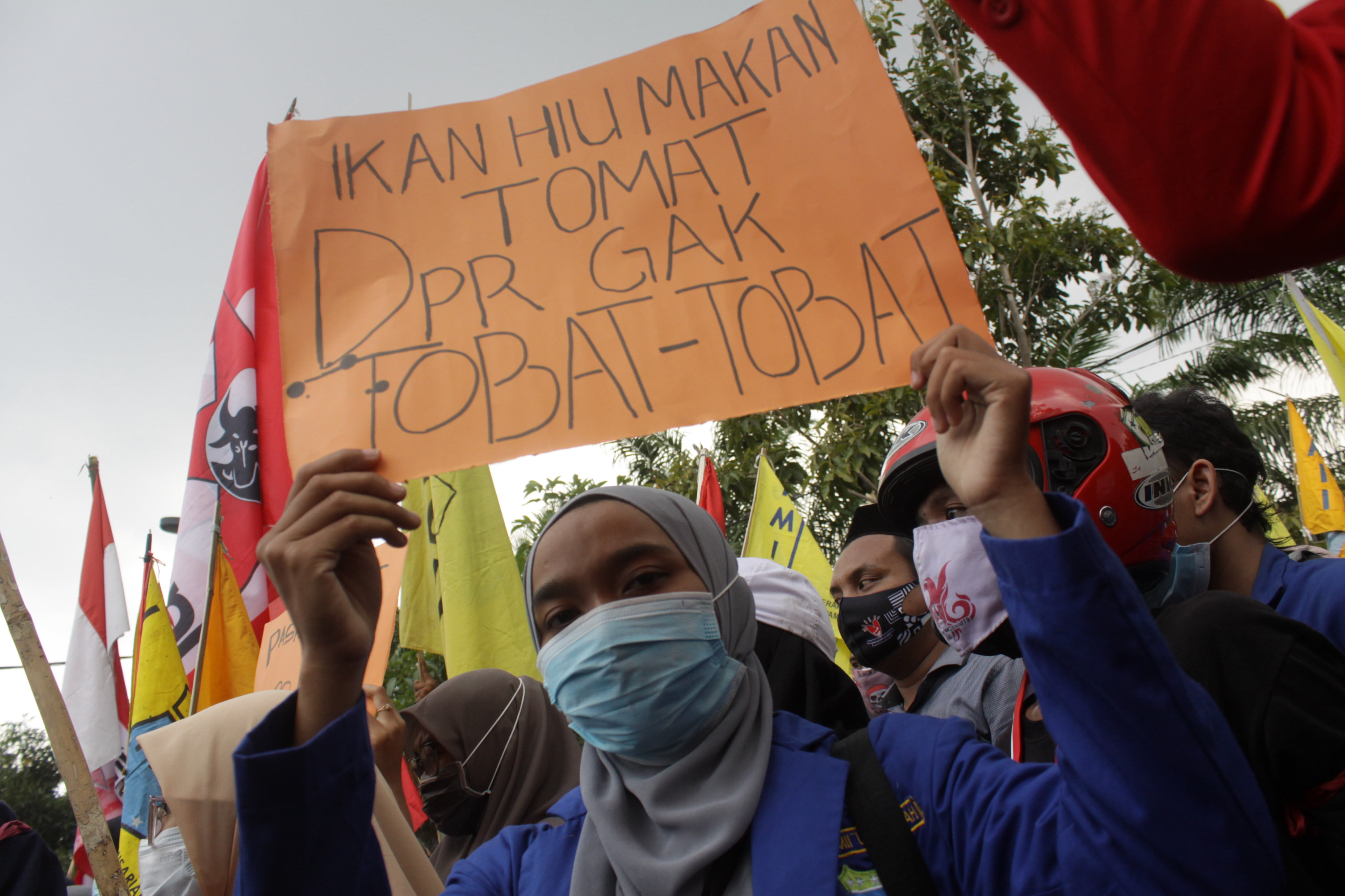 Mahasiswa menggelar aksi unjuk rasa di depan gedung DPRD Kabupaten Mojokerto, Jawa Timur, Kamis (08/10/2020). Mereka mendesak Presiden Joko Widodo untuk segera menerbitkan Peraturan Pemerintah Pengganti Undang-Undang Ciptaker atau Perppu karena UU tersebut dianggap tidak berpihak kepada rakyat. ANTARA FOTO/Syaiful Arif/aww.