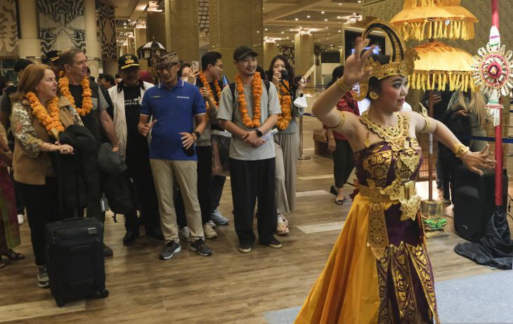 SAMBUT PENUMPANG INTERNASIONAL PERTAMA. Menteri Pariwisata dan Ekonomi Kreatif Sandiaga Salahuddin Uno (keempat kiri) didampingi berbincang dengan penumpang pesawat yang tiba pertama di terminal kedatangan internasional pada pergantian Tahun Baru 2023 di Bandara I Gusti Ngurah Rai, Badung, Bali, Minggu (1/1). Wakil Ketua Komisi IX DPR, Kurniasih Mufidayati, mengatakan pencabutan status pemberlakuan pembatasan kegiatan masyarakat harus diikuti dengan roadmap yang jelas untuk kesiapan transisi dari pandemi menuju endemi.
ANTARA/NYOMAN HENDRA WIBOWO/FOC