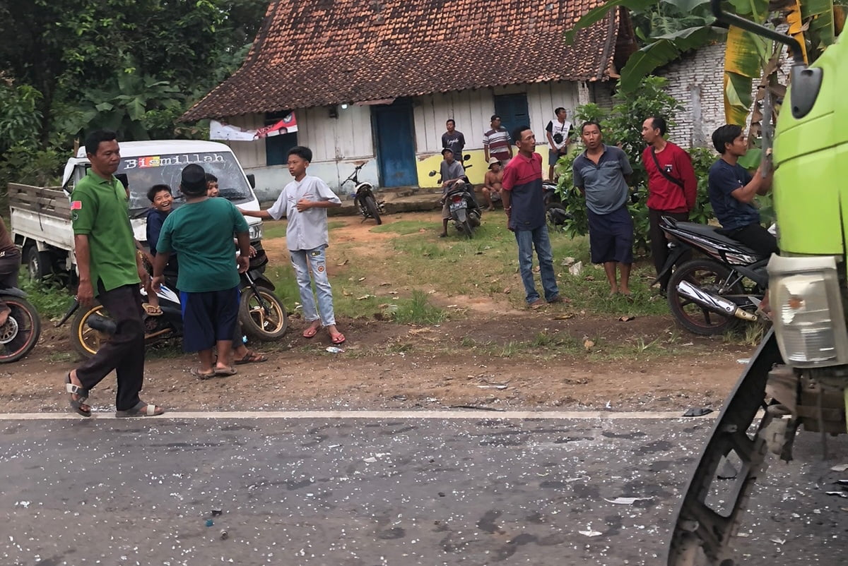 Peristiwa Kecelakaan yang melibatkan tiga kendaraan terjadi di jalan lintas Sumatra, Candirejo, Rabu, 4 Januari 2023.(Foto:Dok.Lampung Post)
