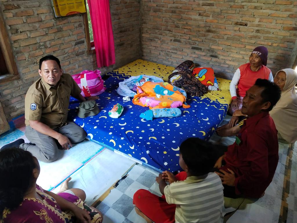 Bayi yang ditemukan warga di gardu ronda Desa Karangsari Ketapang, Lamsel. (Foto:Dok. Dinas PP-PA Lamsel)