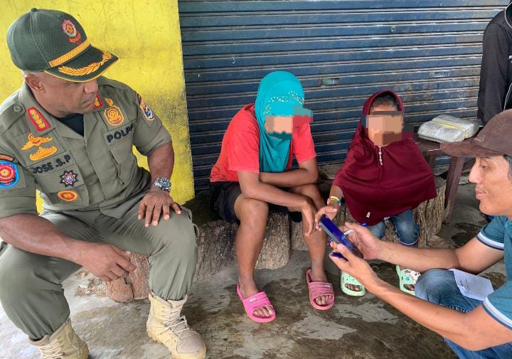 Satpol PP mengedukasi anak jalanan di Metro. (Foto:Lampung Post/Bambang Pamungkas)