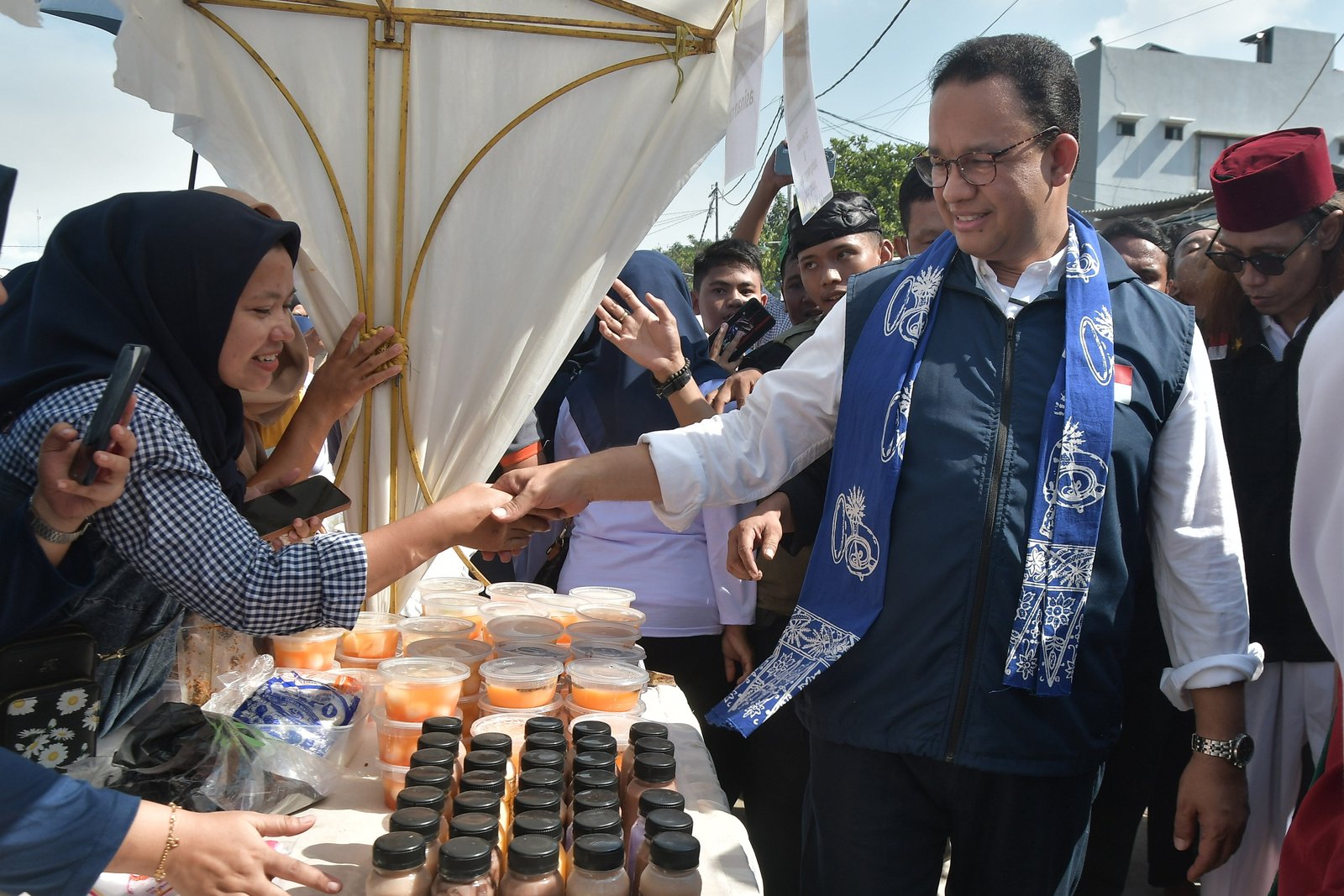 Bakal Calon Presiden dari Partai Nasdem, Anies Baswedan (kanan) berbincang dengan pelaku Usaha Mikro Kecil Menengah (UMKM) di Tarumajaya, Kabupaten Bekasi, Jawa Barat, Sabtu (21/1/2023). Kunjungan Anies Baswedan tersebut dalam rangka safari politik sekaligus silaturahmi dengan para relawan dan kader Partai Nasdem di daerah tersebut. ANTARA FOTO/Fakhri Hermansyah/YU