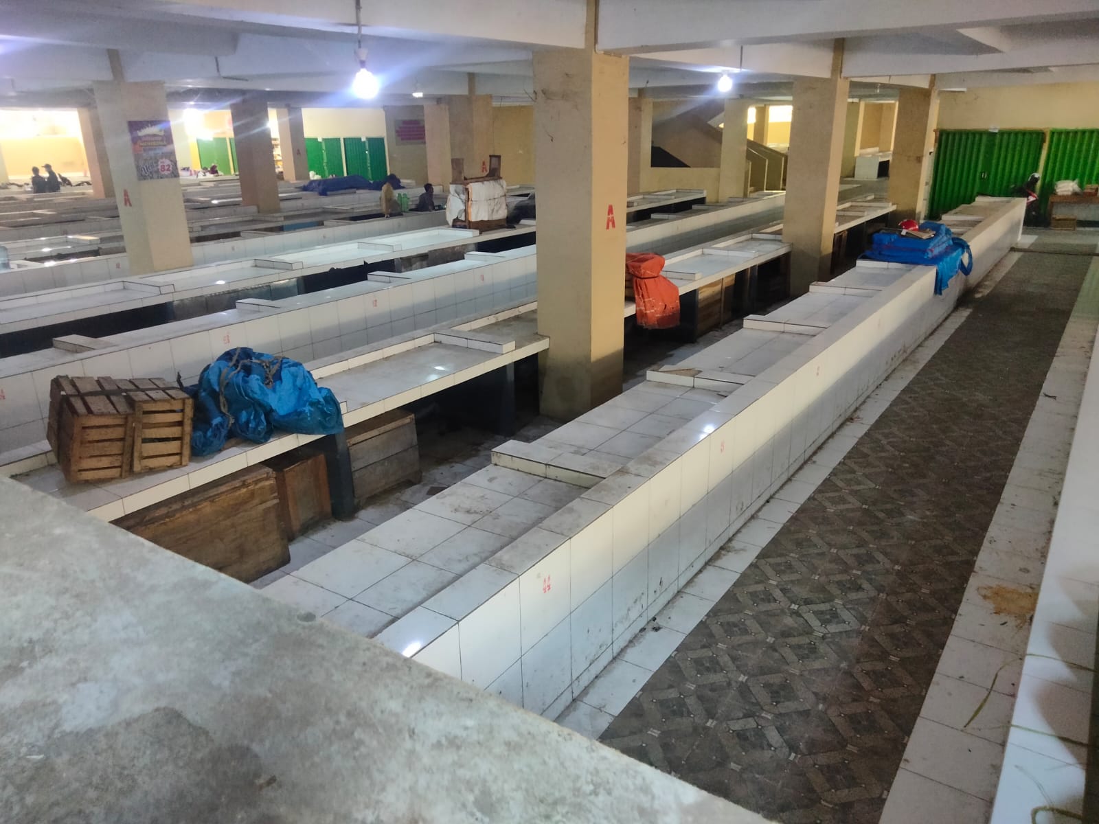 PASAR SMEP SEPI. Suasana di Pasar SMEP Bandar Lampung, Jumat (13/1). Sejak mulai ditempati para pedagang pada 2021 lalu, kondisi Pasar SMEP Bandar Lampung hingga kini masih sepi, banyak kios dan los kosong seperti ditinggalkan pemiliknya.
LAMPUNG POST/ZAINUDDIN