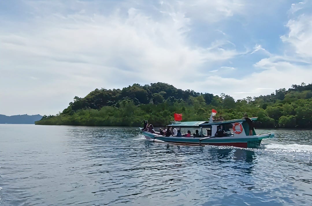 WISATA BAHARI AMAN DIKUNJUNGI. Perahu sedang membawa para wisatawan menuju Pulau Pahawang Pesawaran beberapa hari yang lalu. Badan Meteorologi, Klimatologi, dan Geofisika (BMKG) Stasiun Maritim Lampung mengatakan, akhir pekan ini (14-15 Januari 2023) seluruh wisata bahari di Pesawaran aman untuk dikunjungi.
Lampung Post/Putri Purnama