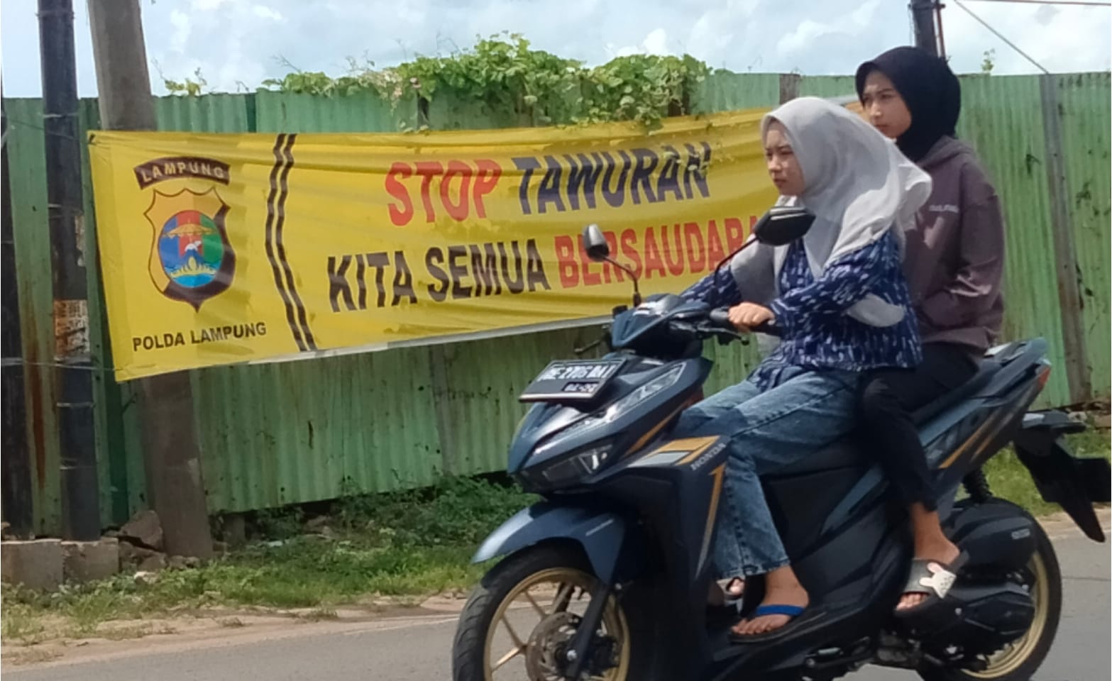 IMBAUAN TIDAK TAWURAN. Banner imbauan agar tidak tawuran terpasang di Jalan WR Supratman, Telukbetung Utara, Bandar Lampung, Jumat (13/1). Kapolda Lampung, Irjen Akhmad Wiyagus, mengintruksikan kepada polresta/polresta di Lampung untuk menindak tegas pelaku geng motor atau tawuran antarpelajar yang terbukti melanggar hukum.
LAMPUNG POST/ZAINUDDIN