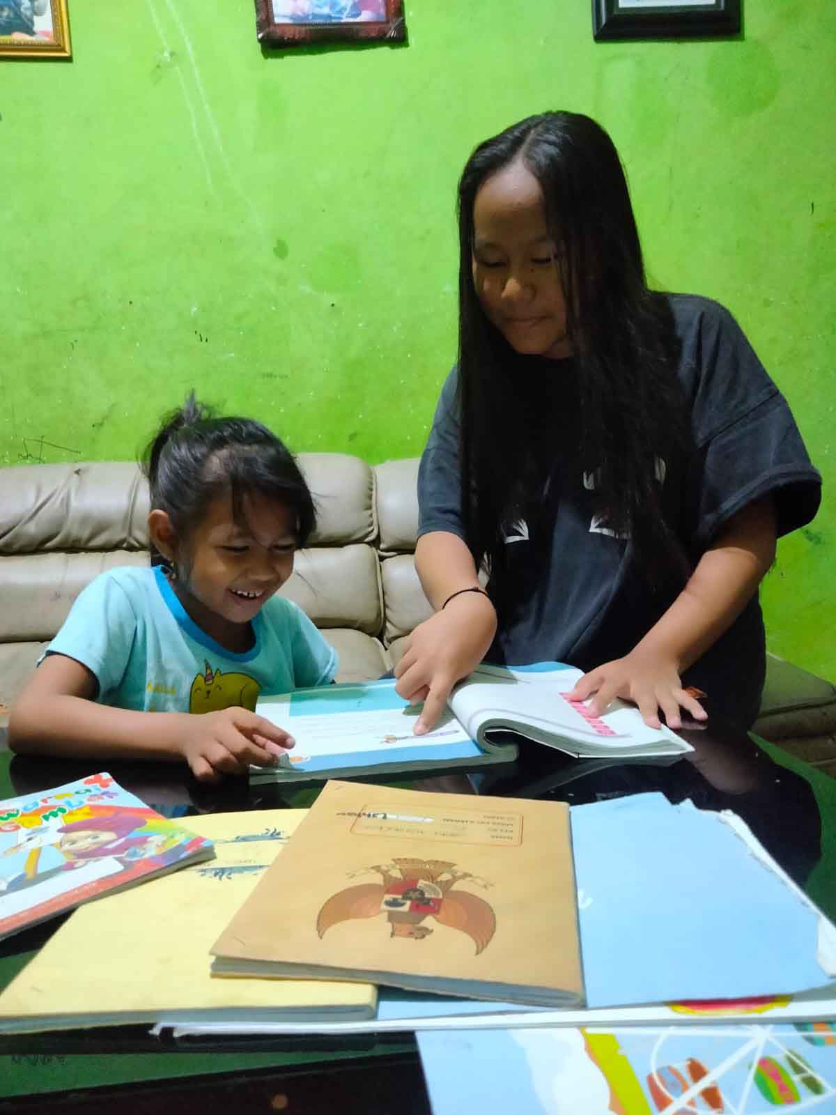 MEMBACA. Dua kakak beradik sedang belajar bersama di Kedamaian, Bandar Lampung, Jum'at (13/1). Slogan membaca adalah jendela ilmu tampaknya telah usang. Banyak kawula muda yang enggan membaca untuk mengumpulkan pundi-pundi ilmu karena kalah dengan ponsel yang kini merajai semua pemikiran dan ambisi manusia.
LAMPUNG POST/ZAINUDDIN
