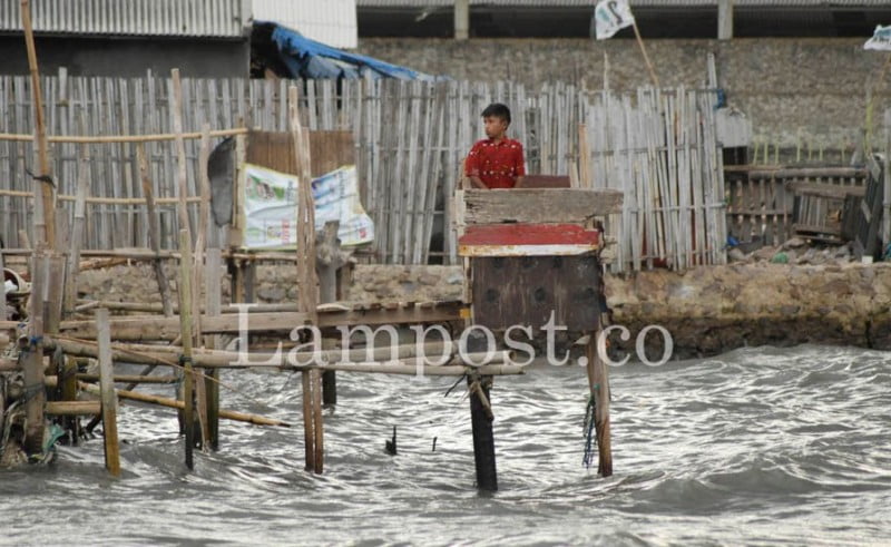Jamban di pinggir perairan masih banyak ditemui di pinggir pantai. LAMPUNG POST/ZAINUDDIN