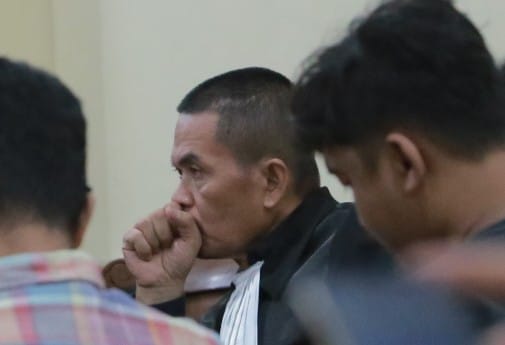 SAKSI SUAP MAHASISWA BARU KEDOKTERAAN UNILA. Sopian Sitepu kuasa hukum terdakwa Heryandi kasus suap penerimaan mahasiswa baru berbincang saat sidang dugaan suap penerimaan mahasiswa baru dengan terdakwa Karomani di Pengadilan Negeri Tanjungkarang, Kamis (16/2).
LAMPUNG POST / ZAINUDDIN