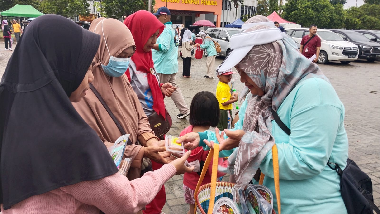PENCEGAHAN STUNTING. Pembagian telur dan masker oleh Dinas Kesehatan Provinsi Lampung dan Dinas Peternakan dan Kesehatan Hewan Provinsi Lampung di PKOR Way Halim Bandar Lampung, Minggu (12/2). Pemerintah Provinsi Lampung mendorong masyarakat Lampung untuk masif mengonsumsi protein hewani. Hal tersebut sebagai upaya mencegah stunting yang menjadi perhatian bersama dan harus dicegah.
LAMPUNG POST/ATIKA OKTARIA S NILAM