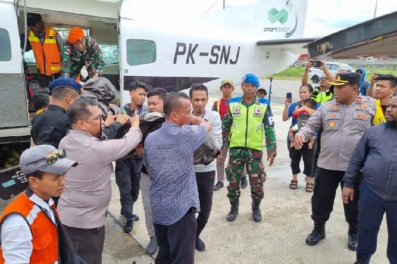 PENEMBAKAN OLEH KKB. Jenazah karyawan BPD Papua yang menjadi korban penembakan KSB di Sinak dievakuasi ke Timika untuk selanjutnya ke Sorong beberapa waktu yang lalu. Deputi V Kantor Staf Kepresidenan Jaleswari Pramodhawardani menegaskan bahwa saat ini tidak ada penetapan darurat sipil di Papua. Status tersebut hanya berlaku setelah ditetapkan Presiden karena adanya keadaan bahaya. DOK ANTARA