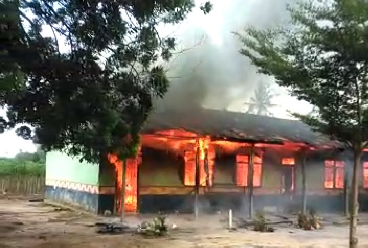 Tiga lokal SDN Fajar Bulan, Lamteng terbakar, Minggu, 19 Februari 2023. (Foto:Lampung Post/Tedjo Waluyo)