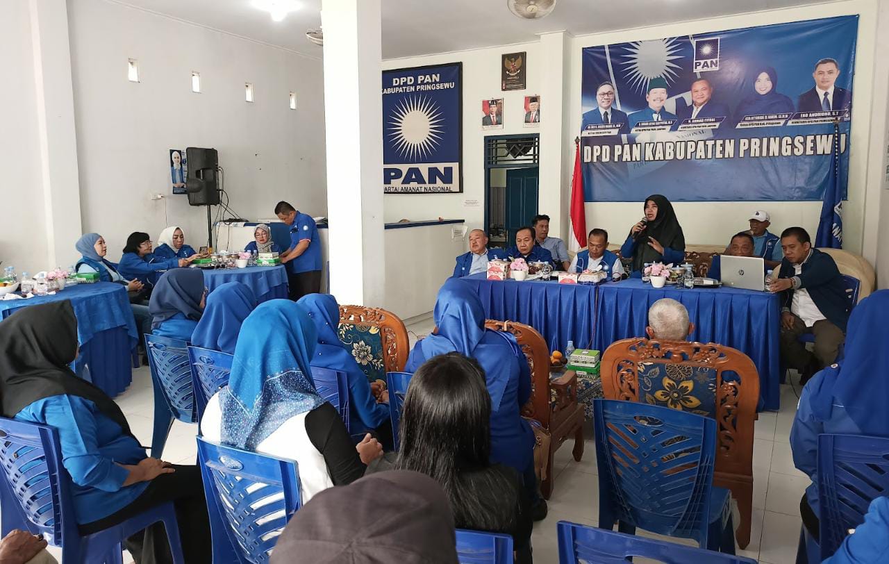 ROADSHOW DPW PAN LAMPUNG. Ketua DPD PAN Pringsewu Asa Attorida El Hakim saat Komite Pemenangan Pemilu Wilayah (KPPW) dan jajaran Pengurus Dewan Pimpinan Wilayah (DPW) PAN Lampung melaksanakan roadshow ke DPD PAN Kabupaten Pringsewu, Senin (6/2). KPPW PAN Lampung juga melakukan peninjauan sekaligus memantau kinerja Komite Pemenangan Pemilu Daerah dan Badan Saksi Daerah PAN Kabupaten Pringsewu secara struktural.
LAMPUNG POST/SURANTO