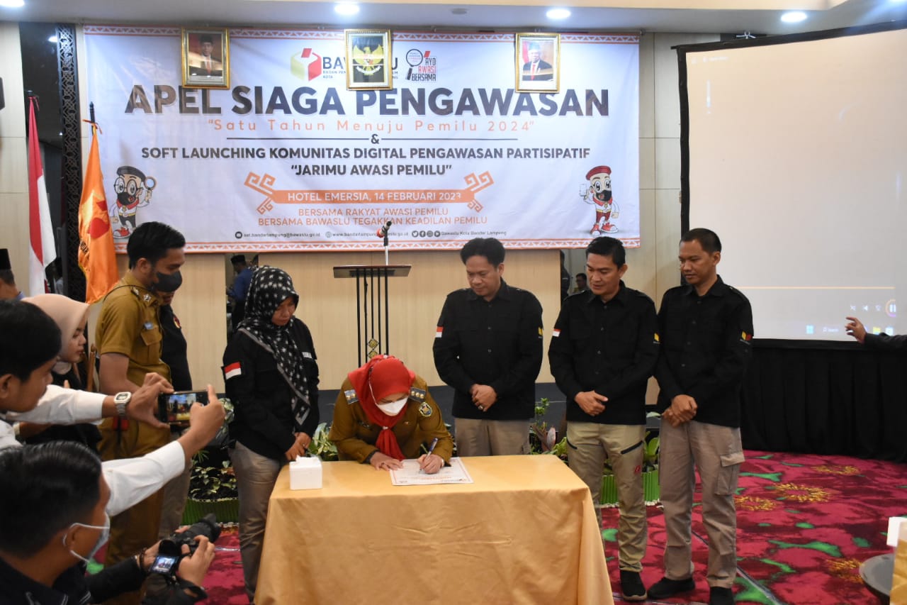 PENGAWASAN PEMILU 2024. Wali Kota Bandar Lampung Eva Dwiana menandatangani komitmen pengawasan Pemilu 2024 dalam Apel Siaga Pengawasan di Hotel Emersia Bandar Lampung, Selasa (14/2). Wali Kota mengingatkan aparatur sipil negara untuk menjaga netralitas dalam pelaksanaan Pemilu 2024.
LAMPUNG POST/UMAR ROBANNI