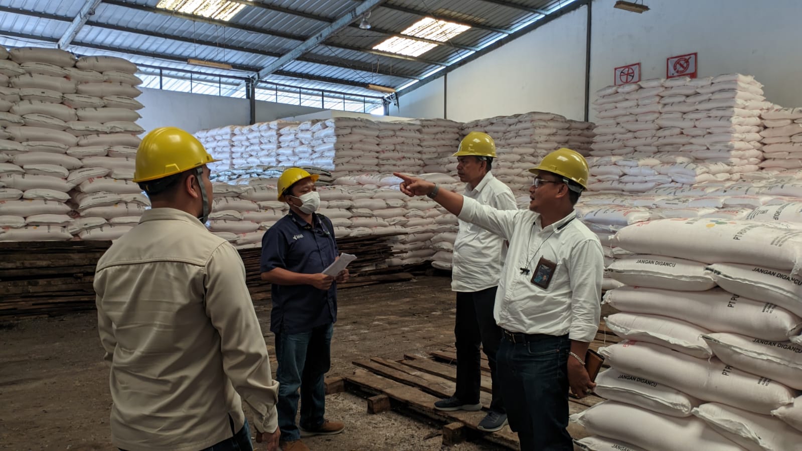 STOK PUPUK LAMPUNG. PT Pupuk Indonesia bersama PT Pusri meninjau gudang pupuk memastikan stok dan penyaluran pupuk di Lampung, Kamis (9/2). PT Pupuk Indonesia memastikan stok pupuk yang ada di Lampung dapat mencukupi kebutuhan petani, terutama selama Februari.
LAMPUNG POST/DETA CITRAWAN