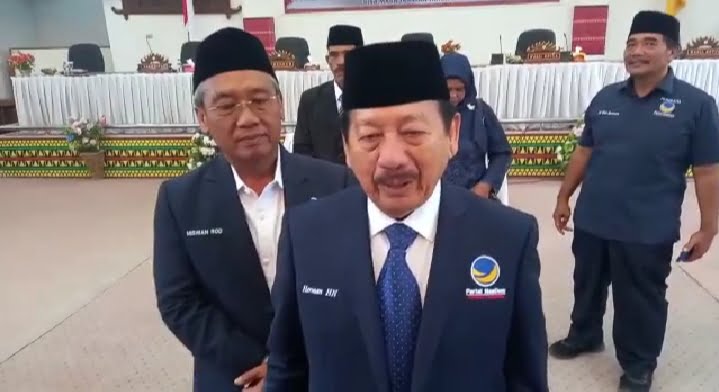 PENYAMBUTAN CAPRES ANIES BASWEDAN. Ketua DPW NasDem Lampung Herman HN memberikan keterangan mengenai kesiapan penyambutan calon presiden, Anies Baswedan, usai sidang paripurna pergantian antarwaktu anggota DPRD Fraksi NasDem Lampung Tengah, Jumat (24/2). Sabtu (25/2), Anies akan melakukan kunjungan ke Lampung.
LAMPUNG POST/TEDJO WALUYO