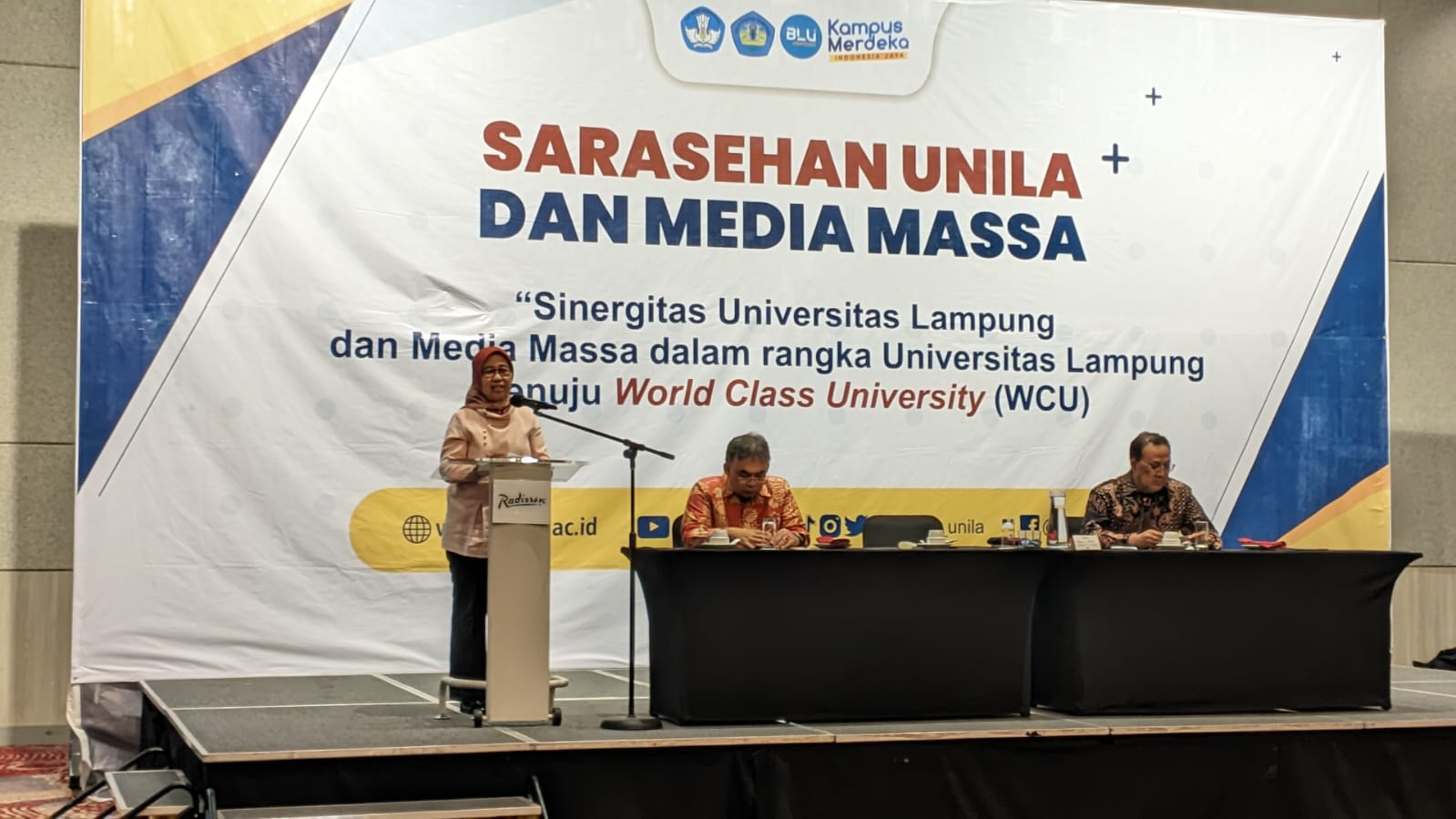 Rektor Universitas Lampung (Unila), Prof Lusmeilia Afriani, memberikan sambutan pada acara Sarasehan Unila dan Media Massa di Hotel Radisson, Selasa (28/2). Unila telah melaksanakan serangkaian proses untuk pembenahan kegiatan PMB tahun 2023.
LAMPUNG POST/DETA CITRAWAN