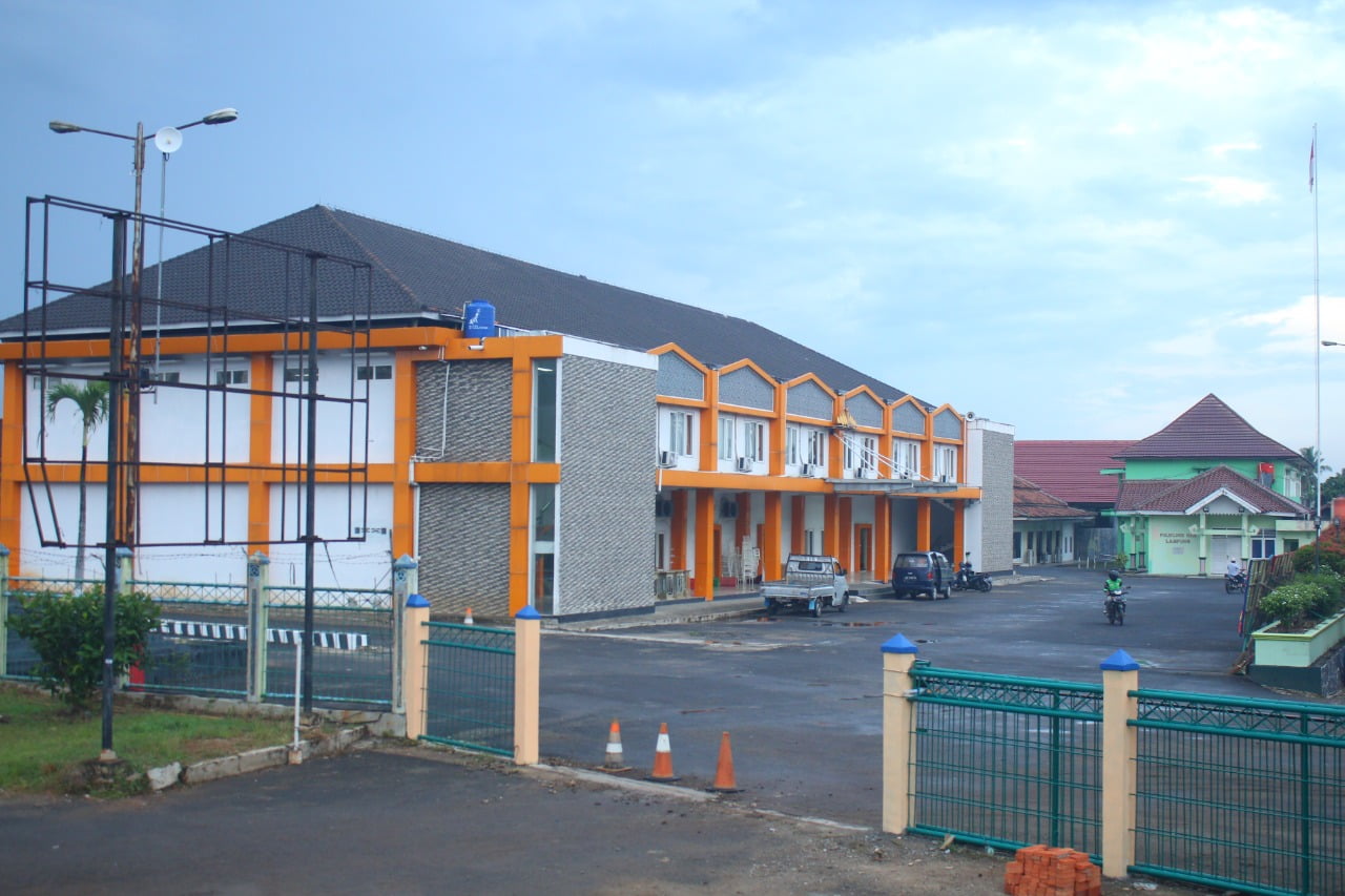 RENCANA PERJALANAN HAJI. Suasana Asrama Haji Lampung di Rajabasa, Bandar Lampung, beberapa waktu yang lalu. Kementerian Agama (Kemenag) telah menerbitkan Rencana VAKSINASI COVID-19 CALHAJ. Jemaah calon haji Kabupaten Way Kanan saat vaksinasi Covid-19 di UPT Puskesmas Blambangan Umpu Way Kanan, Jumat (4/6). Pemberian vaksin tersebut untuk jamaah calon haji yang batal berangkat pada 2020 dan pada pemberangkatan haji 1442 H/2021 juga dibatalkan kembali.
n LAMPUNG POST/CANDRA PUTRA WIJAYA
Haji (RPH) 1444 H/2023 M. RPH berisi rangkaian mulai dari keberangkatan hingga kepulangan jemaah.
LAMPUNG POST/SUKISNO