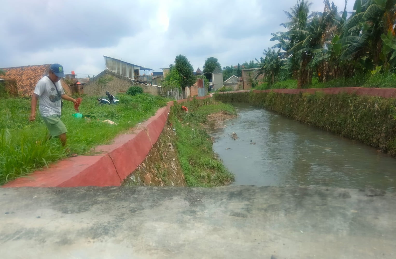 MENCEGAH BANJIR. Sungai Kalibalau Kencana yang berada di Jalan Ridwan Rais, Kelurahan Kalibalau Kencana, Kecamatan Kedamaian, Bandar Lampung, sudah tidak terawat, Jumat (24/2). Penerapan konsep sponge city, di mana area yang dirancang untuk menahan, membersihkan, dan menyerap air—terutama air hujan—dengan pendekatan secara ekologi untuk mencegah banjir ketika cuaca ekstrem seperti saat ini.
LAMPUNG POST/ZAINUDDIN
