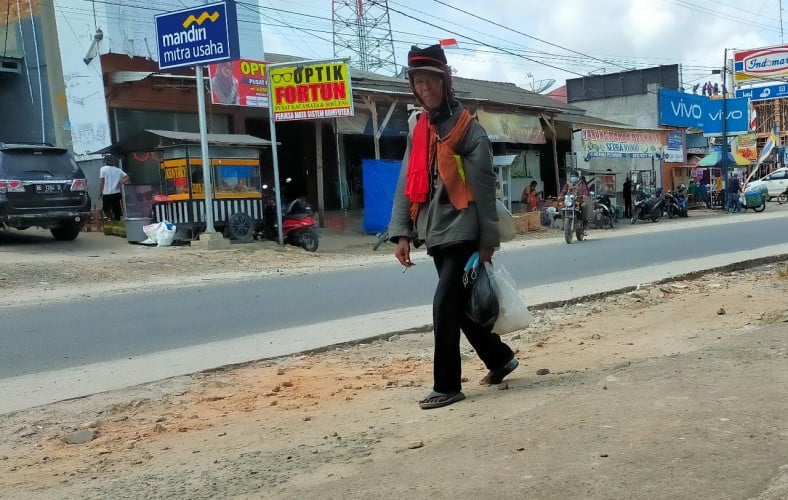 Banyak orang dengan gangguan jiwa (ODGJ) yang berkeliaran di Bandar Lampung, Pemkot akan merazianya. (Foto:Dok.Lampung Post)