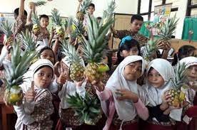 Ilustrasi siswa hendak makan buah untuk memenuhi nutrisi. (DOK LAMPOST)