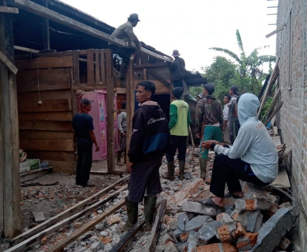 Tembok rumah warga di Pekon Tapak Siring, Kecamatan Sukau, Lambar ambruk setelah diterpa angin kencang, Senin, 13 Februari 2023. (Dok. Warga)