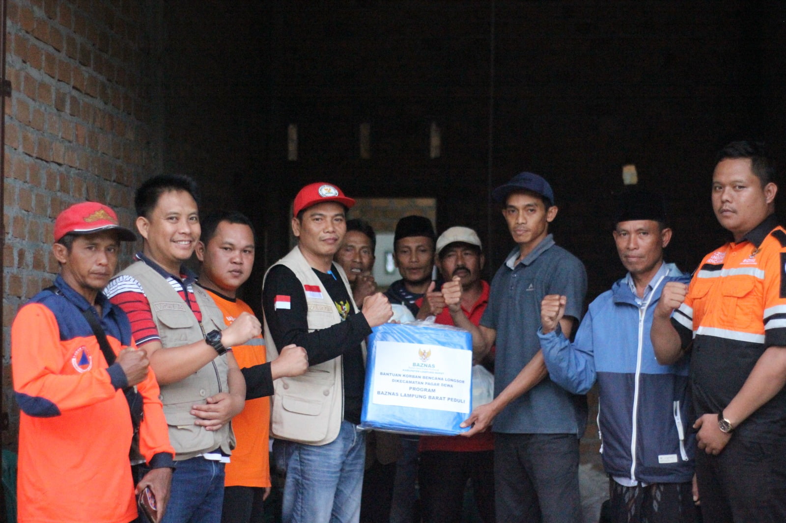 Baznas Lambar serahkan bantuan ke koban banjir dan longsor di Pagardewa. (Foto:Dok.Baznas)