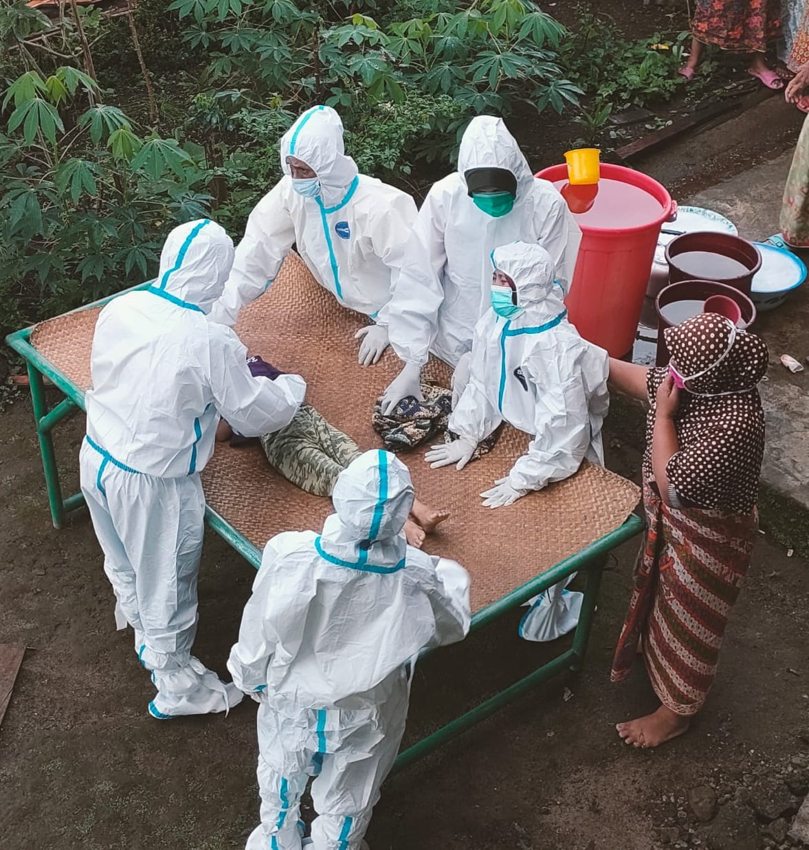 SUSPECT DIFTERI. Petugas menggunakan alat pelindung diri (APD) saat mengurus jenazah suspect difteri di Pekon Hujung, Kecamatan Belalau, Kabupaten Lampung Barat, Rabu (8/3). HS (9) meninggal dunia setelah menjalani perawatan di puskesmas dan Rumah Sakit Alimudin Umar Lampung Barat.
DOK PEKON HUJUNG