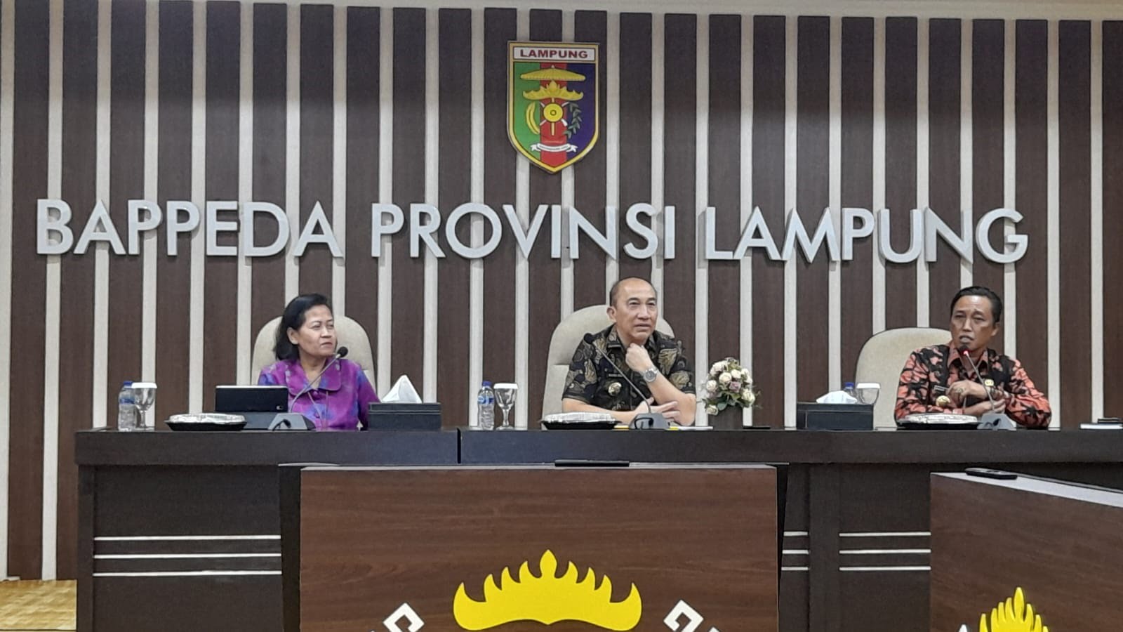 PERTUMBUHAN EKONOMI LAMPUNG. Kepala BPS Lampung, Endang Retno Sri Subiyandani (kiri); Kepala Bappeda Lampung, Mulyadi Irsan (tengah); dan Kepala Dinas Kominfotik Lampung, Ganjar Jationo (kanan); saat memaparkan pertumbuhan ekonomi dan pembangunan pertanian di Aula Bappeda Lampung, Jumat (10/3). Provinsi Lampung menyambut hari ulang tahun ke-59 terus berbenah. Di usia tersebut Pemerintah Provinsi Lampung optimistis perekonomian dan pertanian bisa terus bangkit demi mewujudkan Rakyat Lampung Berjaya.
LAMPUNG POST/TRIYADI ISWORO