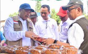 KAMPANYE MANDATORY HALAL. Kepala Kantor Wilayah Kementerian Agama Provinsi Lampung, Puji Raharjo, saat meninjau dan memantau titik lokasi dalam rangka menyukseskan pelaksanaan Kampanye Mandatory Halal di Jalan Gatot Subroto, Kota Bandar Lampung, Sabtu (18/3). Kampanye disosialisasikan dengan penyebaran brosur, kunjungan ke stan pelaku usaha mikro dan kecil, dan membuka layanan bagi masyarakat bagaimana cara untuk mendapatkan sertifikasi halal.
(DOK KEMENAG LAMPUNG)