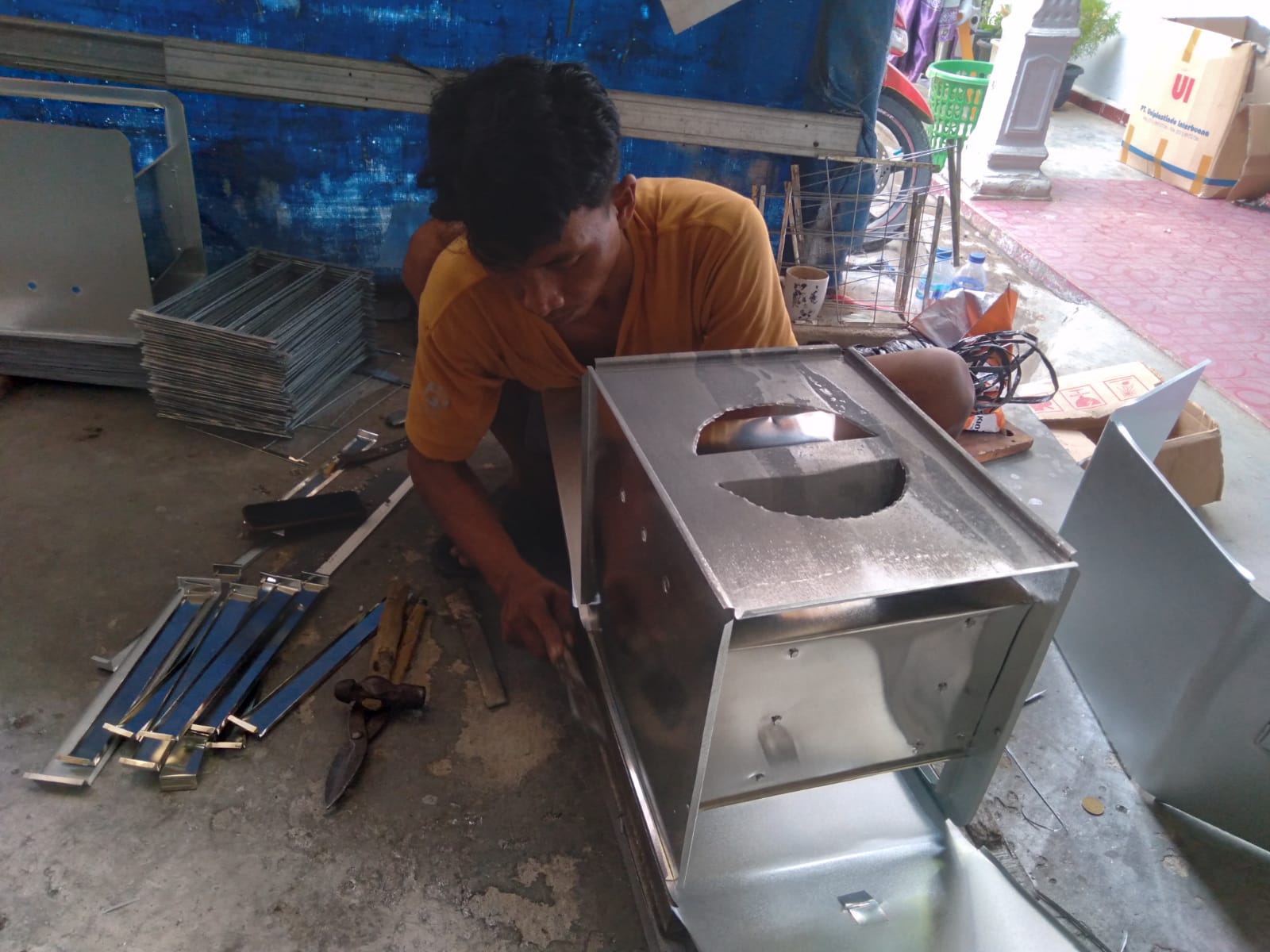 Pengrajin oven dan loyang kue di Antasarai, kebanjiran order, Rabu, 22 Maret 2023. (Foto:Lampungpost/ Andi Apriadi)