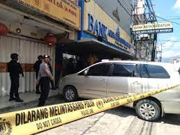 RAMPOK BANK. Aparat keamanan berjaga di Bank Arta Kedaton usai kejadian. (DOK LAMPOST)