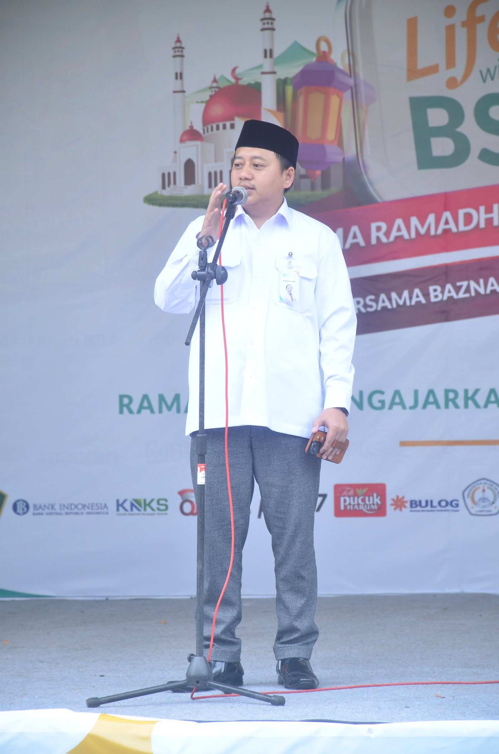 Area Manager BSI Bandar Lampung, Dede Irawan Hamzah, saat memberikan sambutan.
LAMPUNG POST/HENDRIVAN GUMALA
