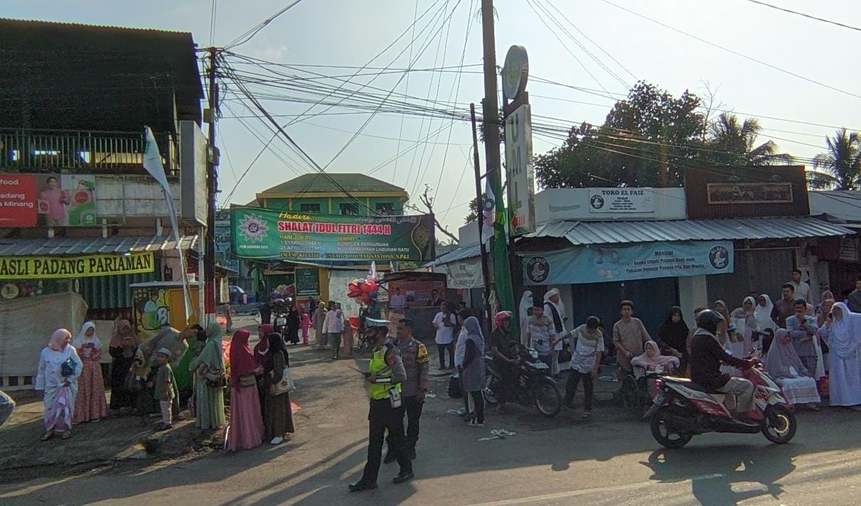 Warga Muhammadiyah usai mengikuti salat Id di Universitas Muhammadiyah Lampung, Jumat, 21 April 2023. (LAMPOST/UMAR ROBANI)